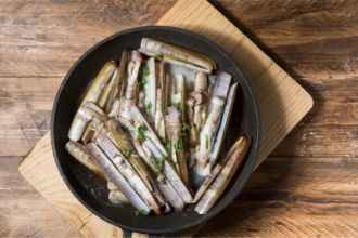 Cómo cocinar navajas a la plancha